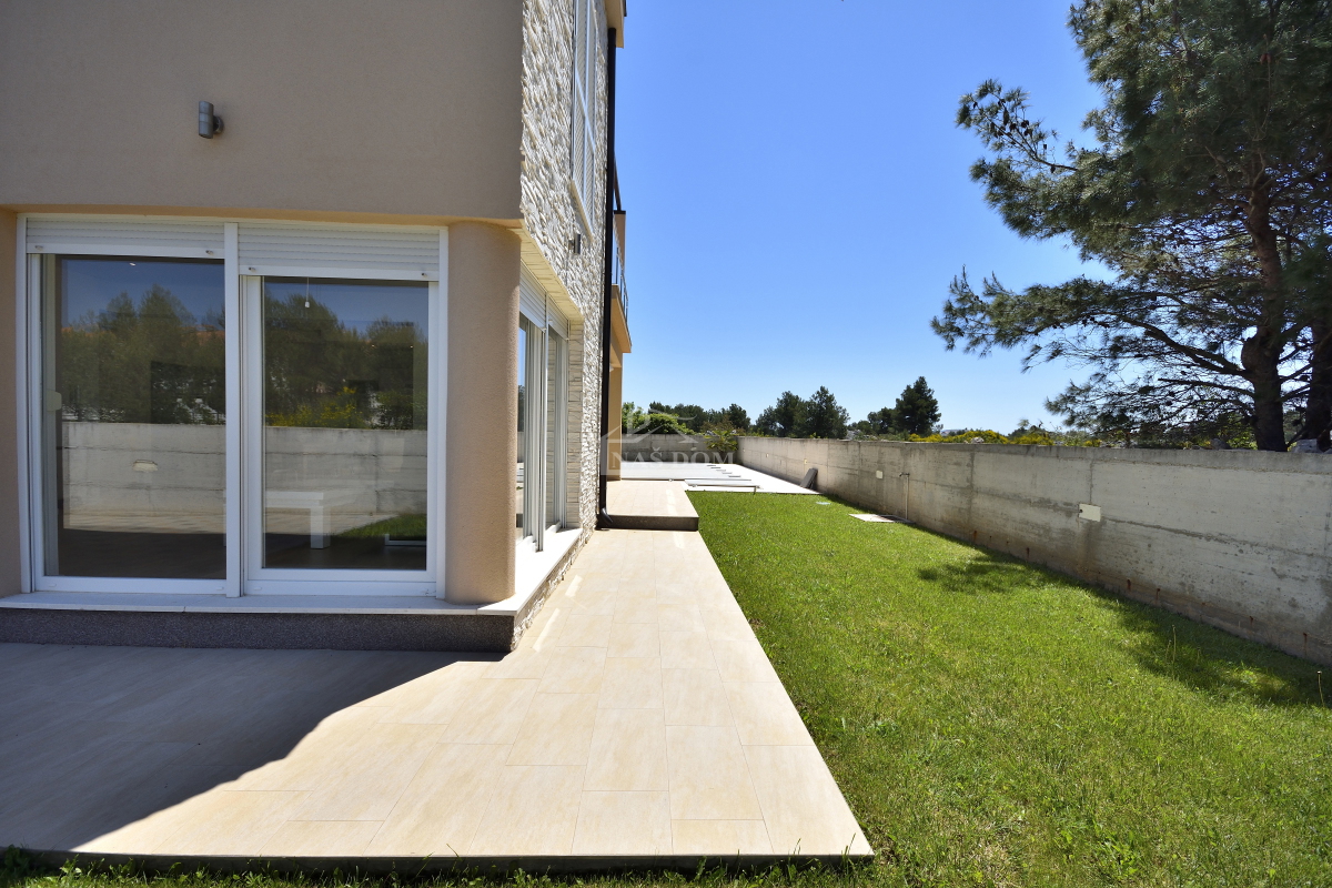 Srima, Vodice - Hiša s 4 apartmaji in bazenom, 800 m od plaže