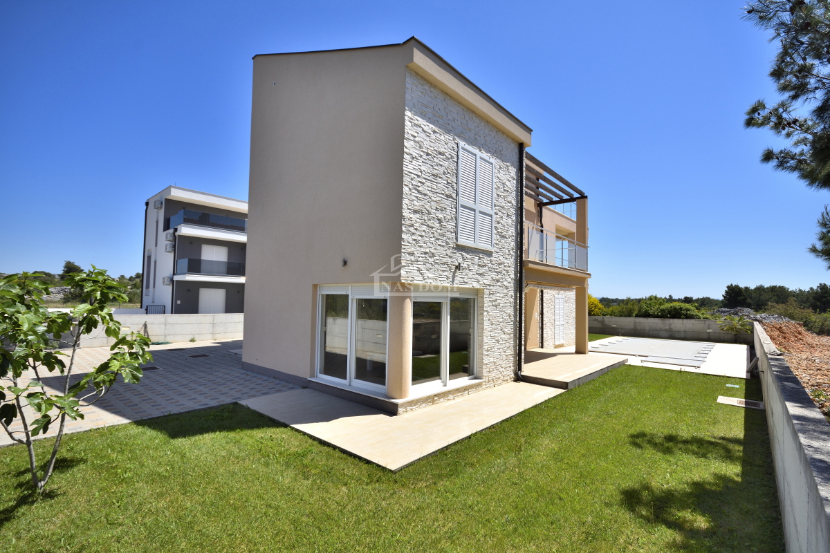 Srima, Vodice - Hiša s 4 apartmaji in bazenom, 800 m od plaže