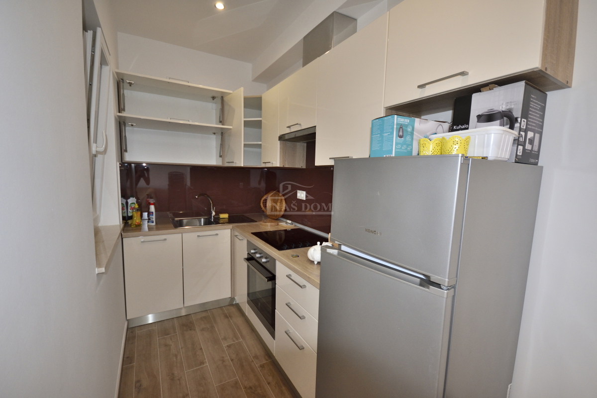 Srima, Vodice - Hiša s 4 apartmaji in bazenom, 800 m od plaže