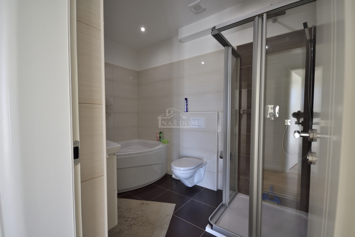 Srima, Vodice - Hiša s 4 apartmaji in bazenom, 800 m od plaže