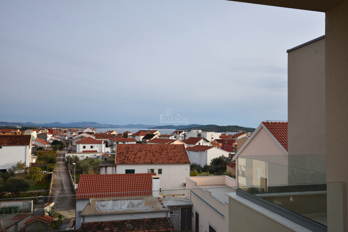Vodice - Luksuzni penthouse S4 z dvigalom, pogled na morje, vrhunska lega