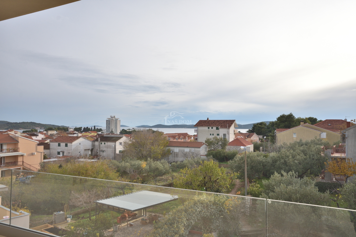 Vodice - Luksuzni penthouse S4 z dvigalom, pogled na morje, vrhunska lega