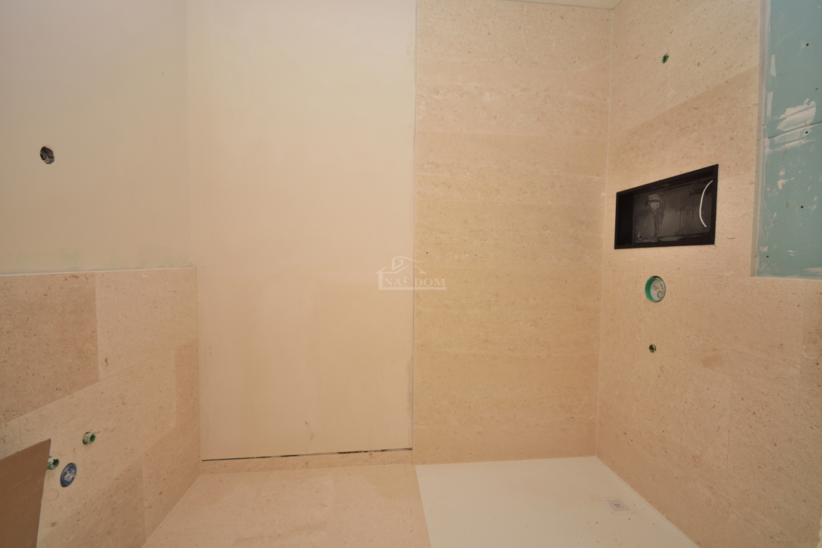 Vodice - Luksuzni penthouse S4 z dvigalom, pogled na morje, vrhunska lega