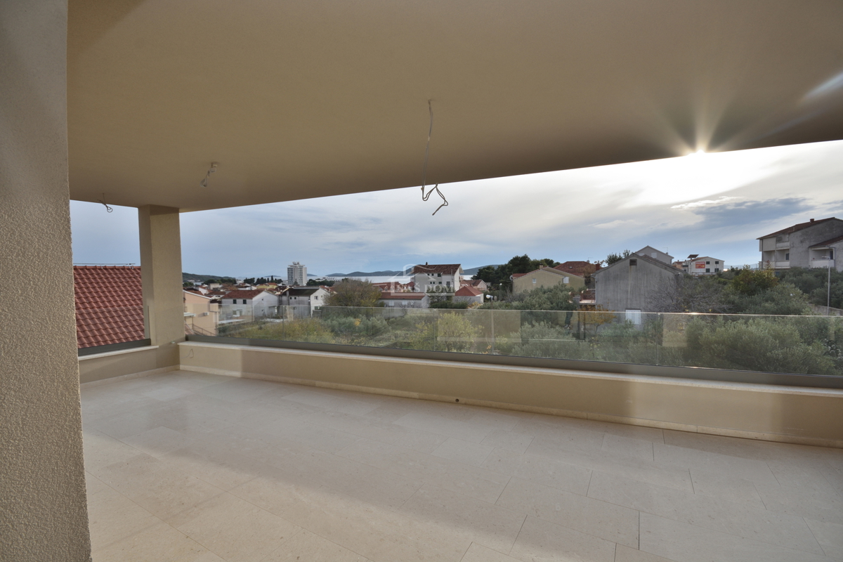 Vodice - Luksuzni penthouse S4 z dvigalom, pogled na morje, vrhunska lega