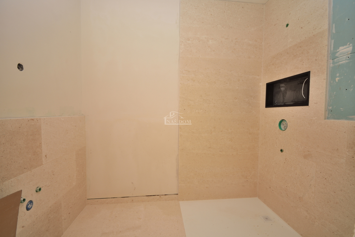 Vodice - Luksuzni penthouse S4 z dvigalom, pogled na morje, vrhunska lega