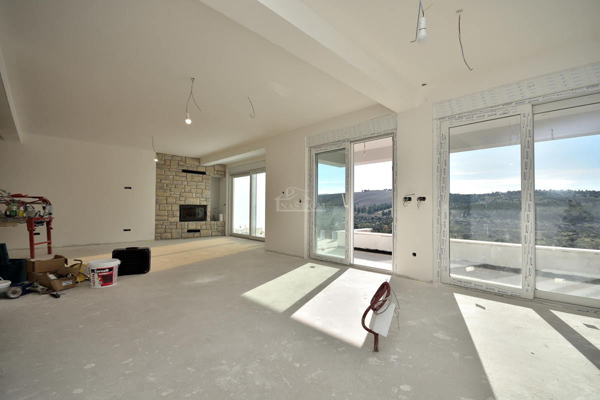 Šibenik, Donje Polje - vila s bazenom