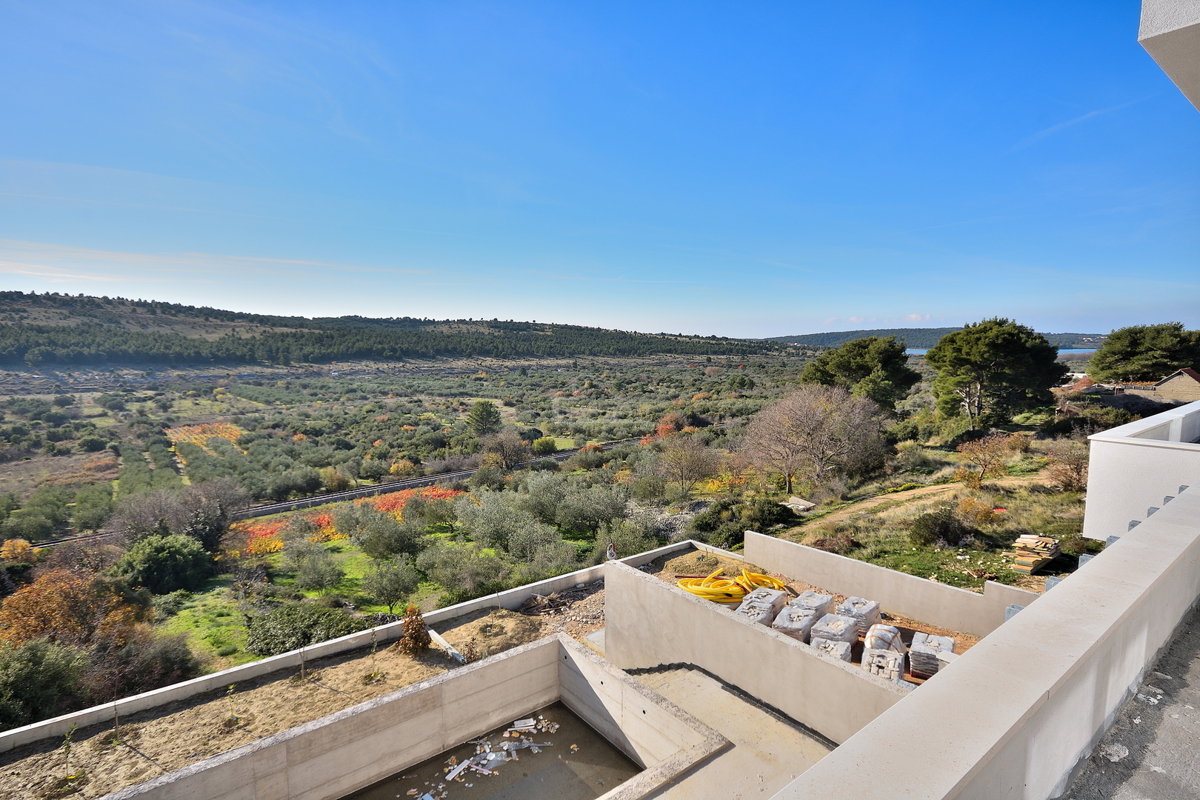 Šibenik, Donje Polje - vila s bazenom