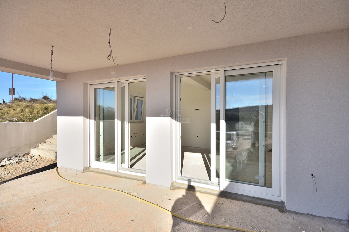 Šibenik, Donje Polje - vila s bazenom