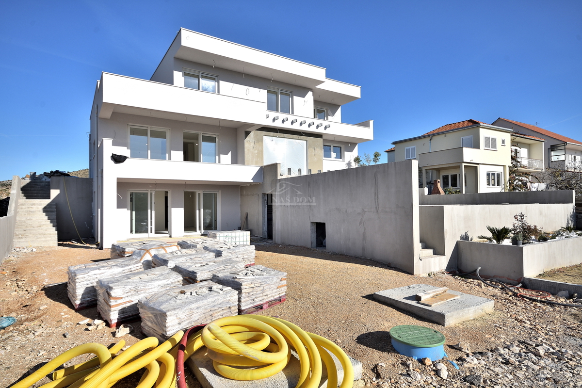 Šibenik, Donje Polje - vila s bazenom