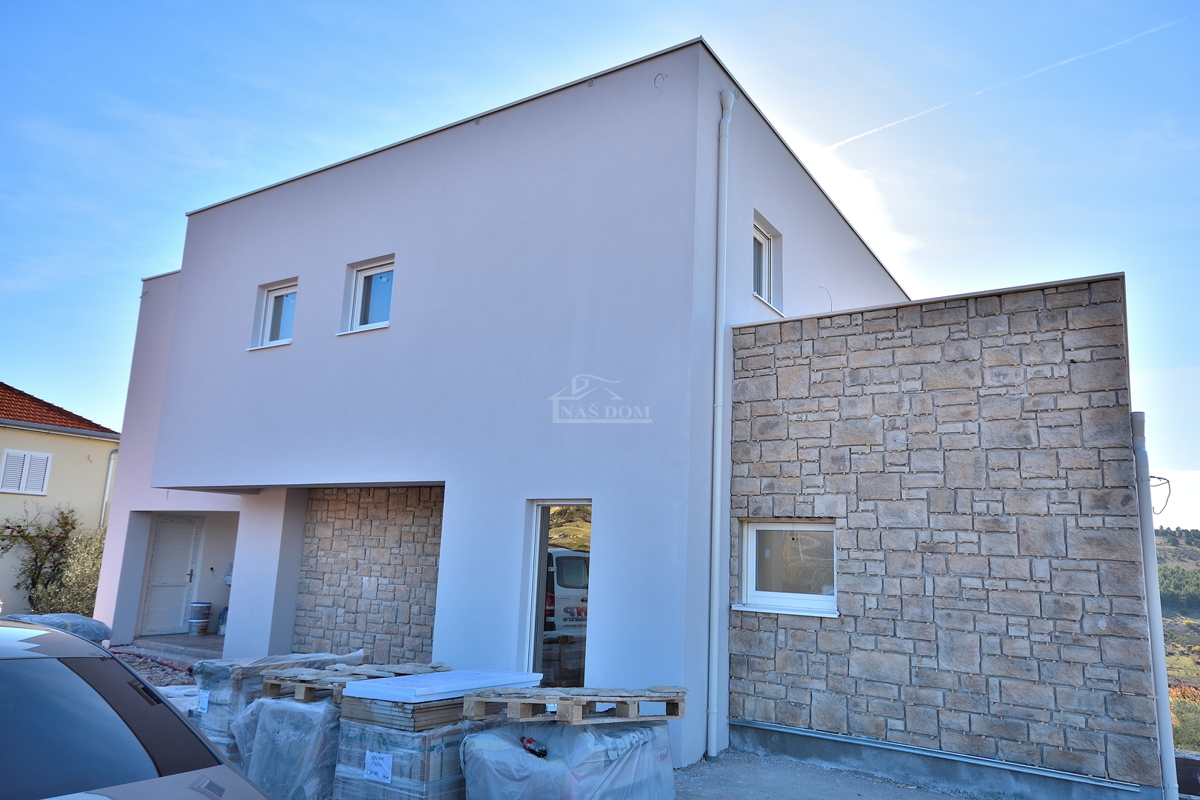 Šibenik, Donje Polje - vila s bazenom