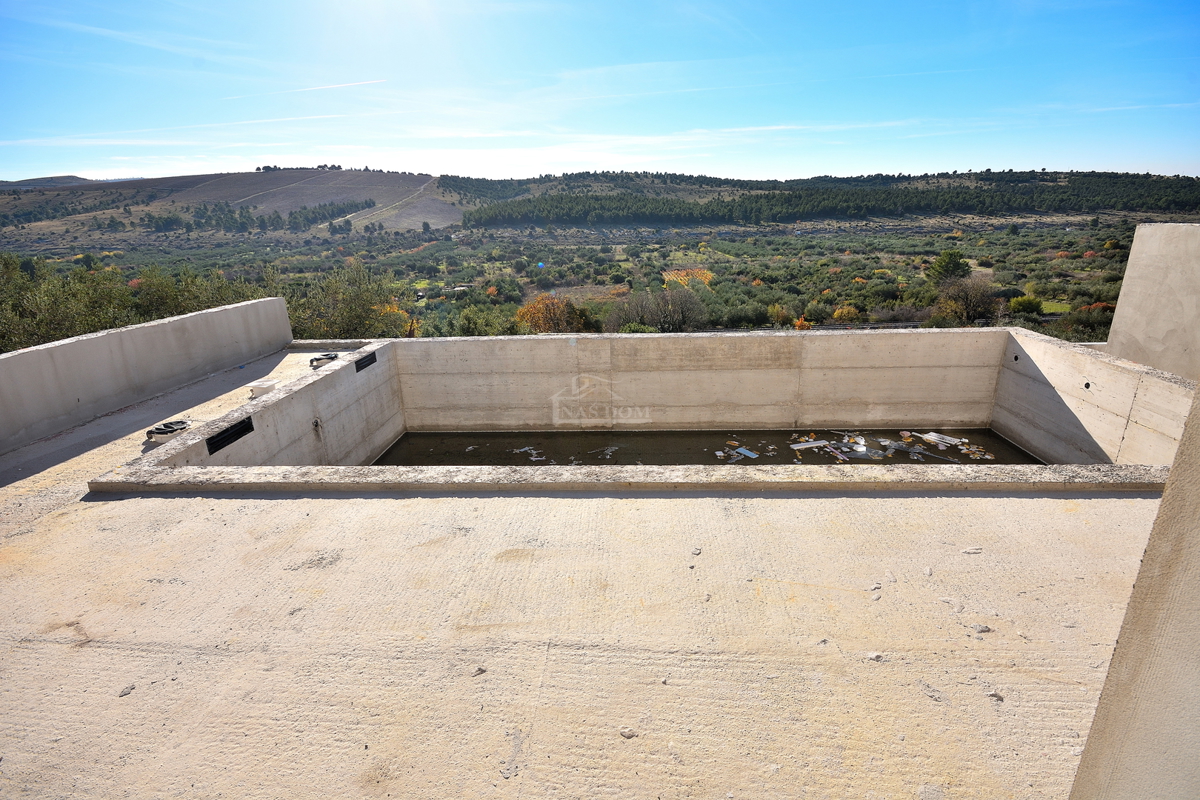 Šibenik, Donje Polje - vila s bazenom