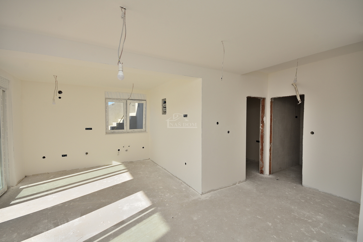 Šibenik, Donje Polje - vila s bazenom