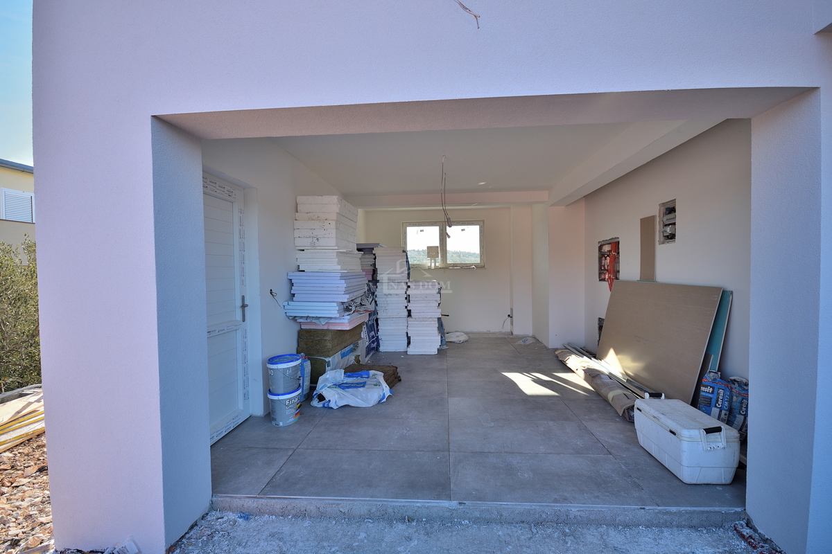 Šibenik, Donje Polje - vila s bazenom