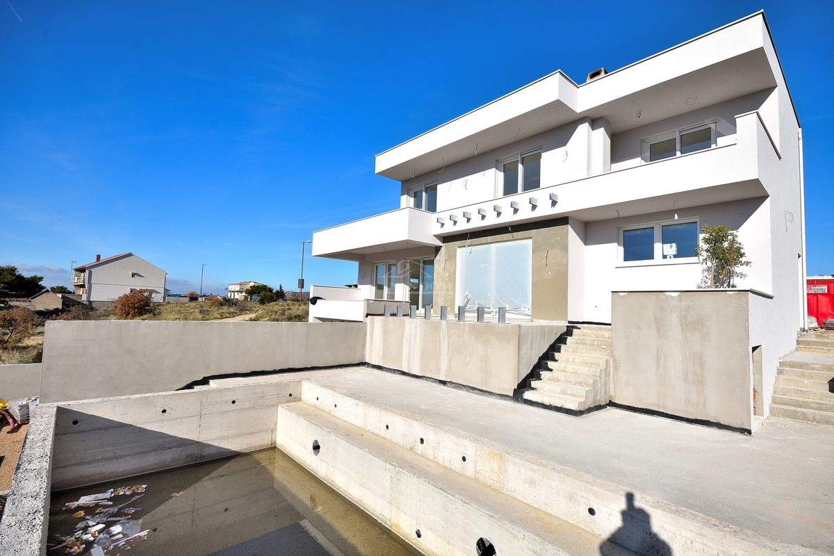 Šibenik, Donje Polje - vila s bazenom