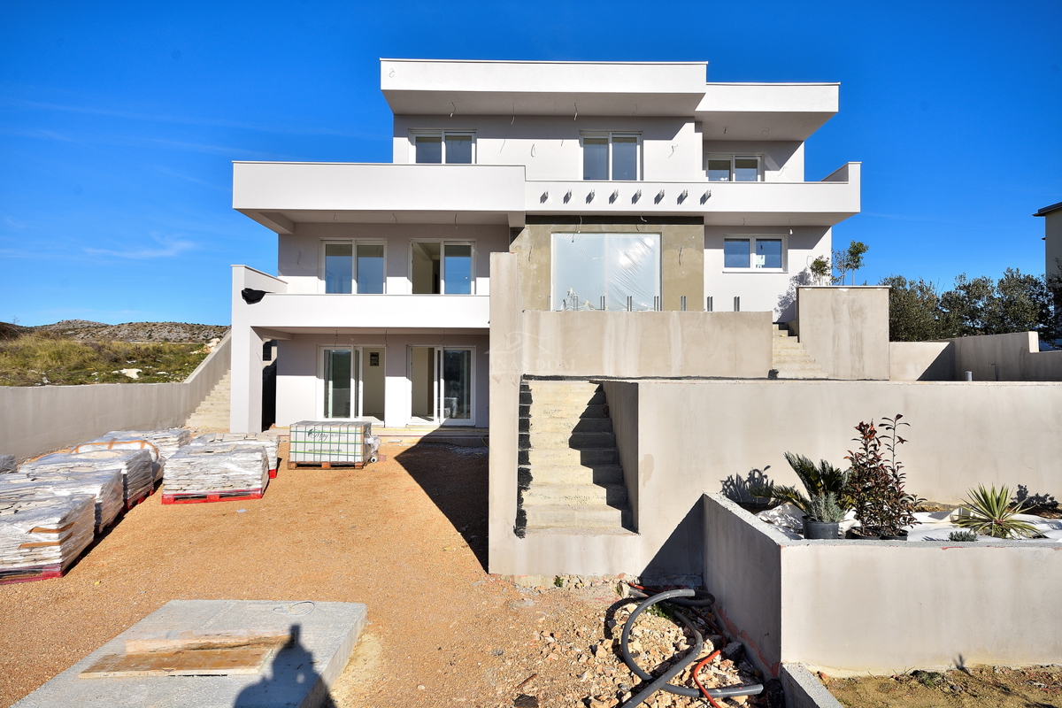 Šibenik, Donje Polje - vila s bazenom