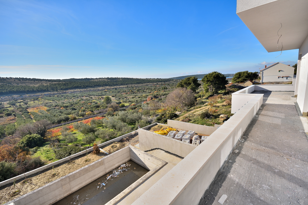 Šibenik, Donje Polje - vila s bazenom