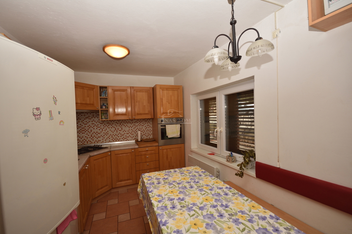 Vodice - samostojna hiša z 2 stanovanjema in garažo