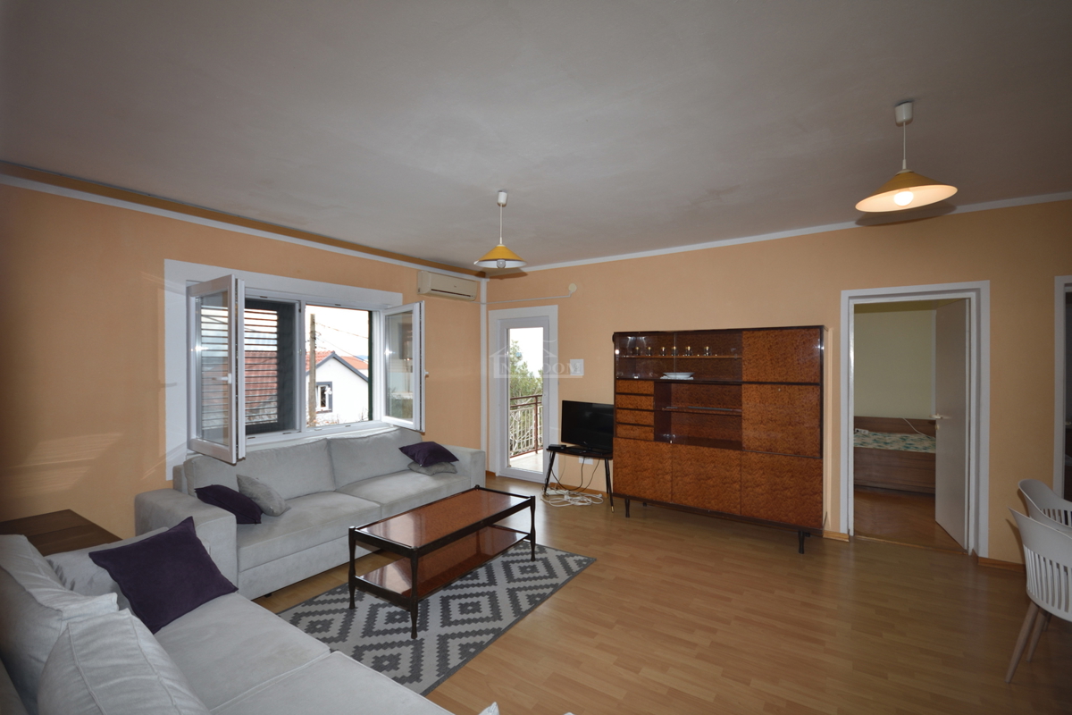 Vodice - samostojna hiša z 2 stanovanjema in garažo