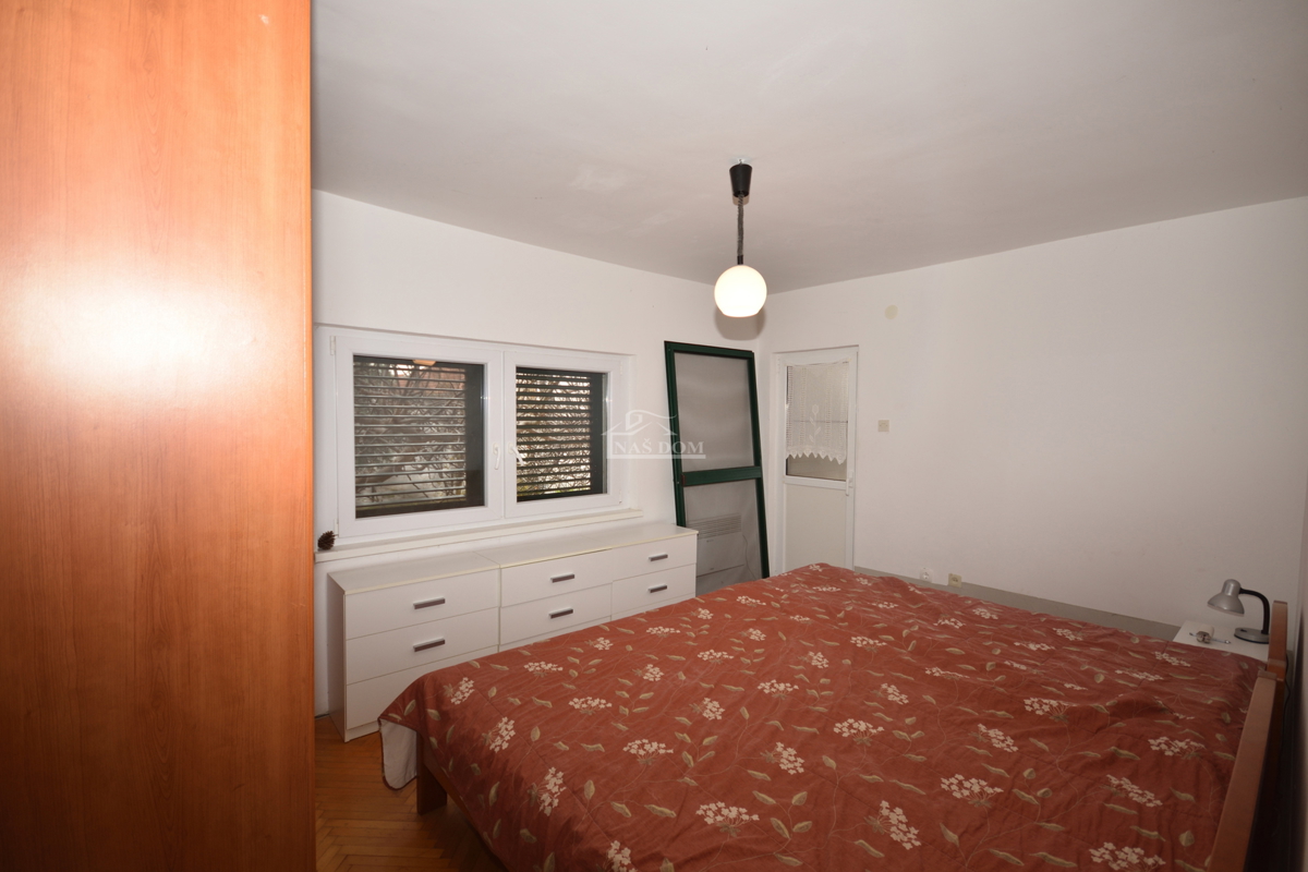 Vodice - samostojna hiša z 2 stanovanji in garažo