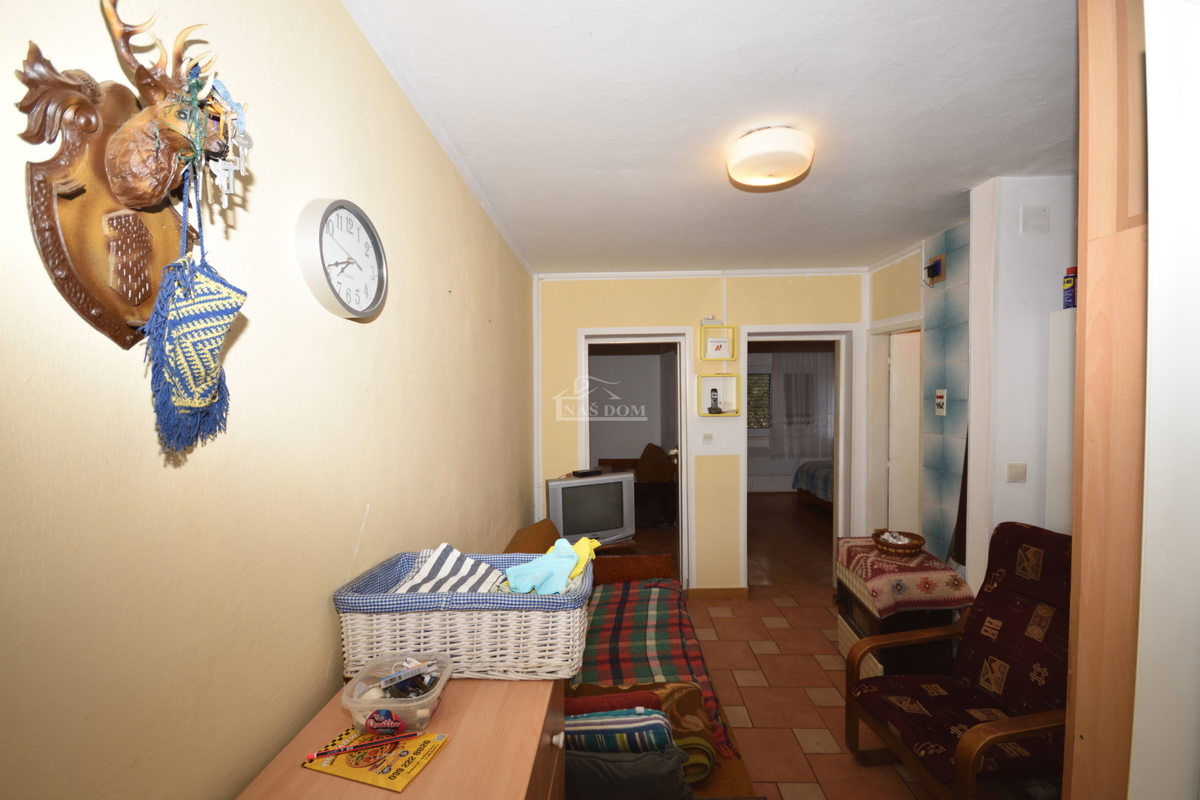 Vodice - samostojna hiša z 2 stanovanji in garažo