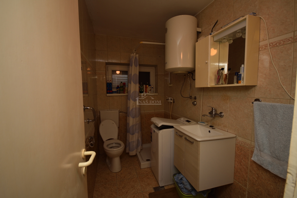 Vodice - samostojna hiša z 2 stanovanjema in garažo