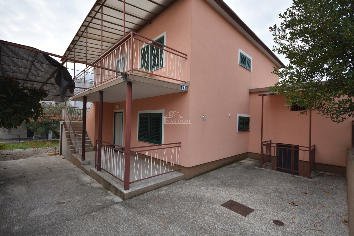 Vodice - samostojna hiša z 2 stanovanji in garažo