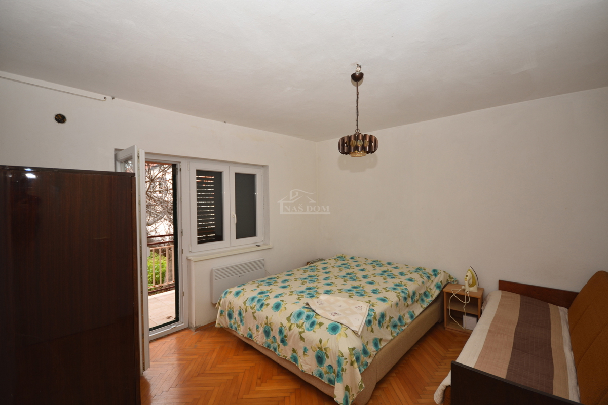 Vodice - samostojna hiša z 2 stanovanjema in garažo