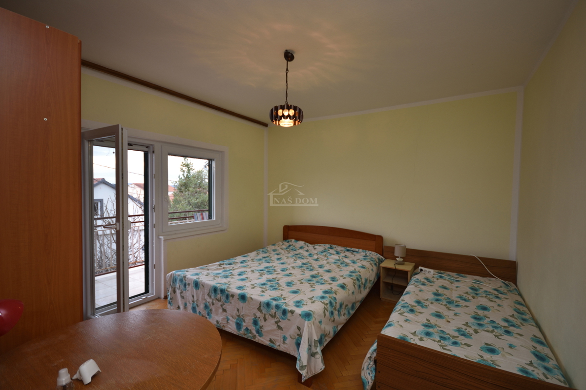 Vodice - samostojna hiša z 2 stanovanjema in garažo