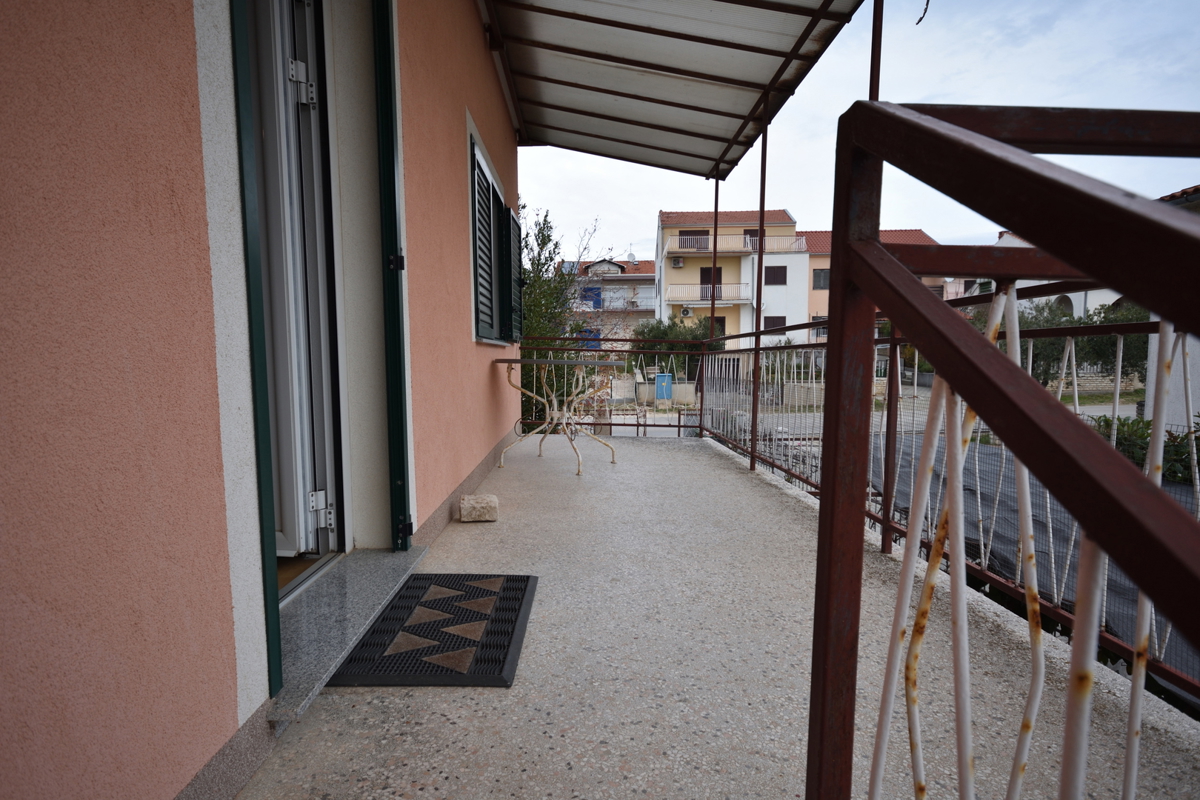 Vodice - samostojna hiša z 2 stanovanjema in garažo