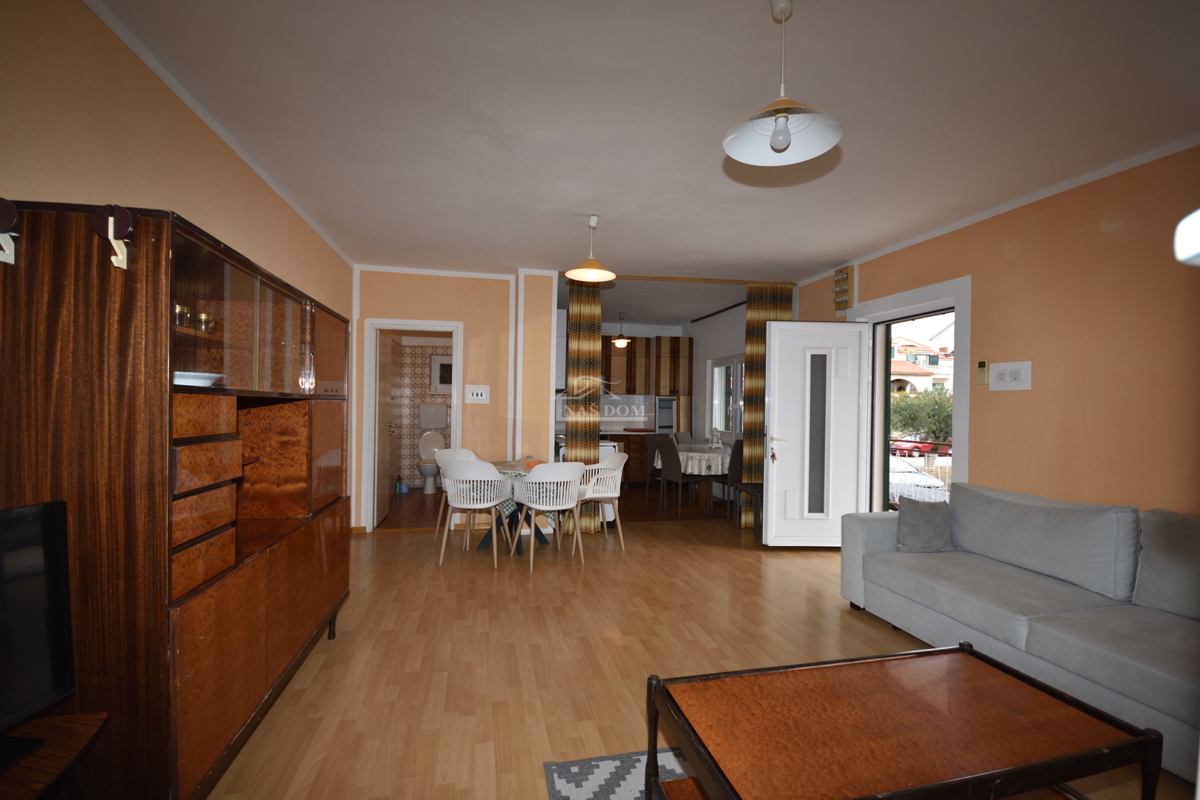 Vodice - samostojna hiša z 2 stanovanji in garažo