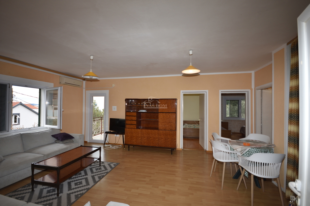 Vodice - samostojna hiša z 2 stanovanji in garažo