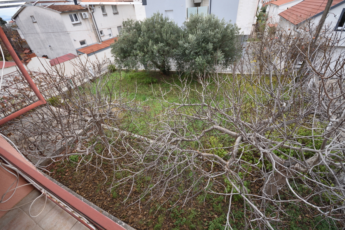 Vodice - samostojna hiša z 2 stanovanji in garažo