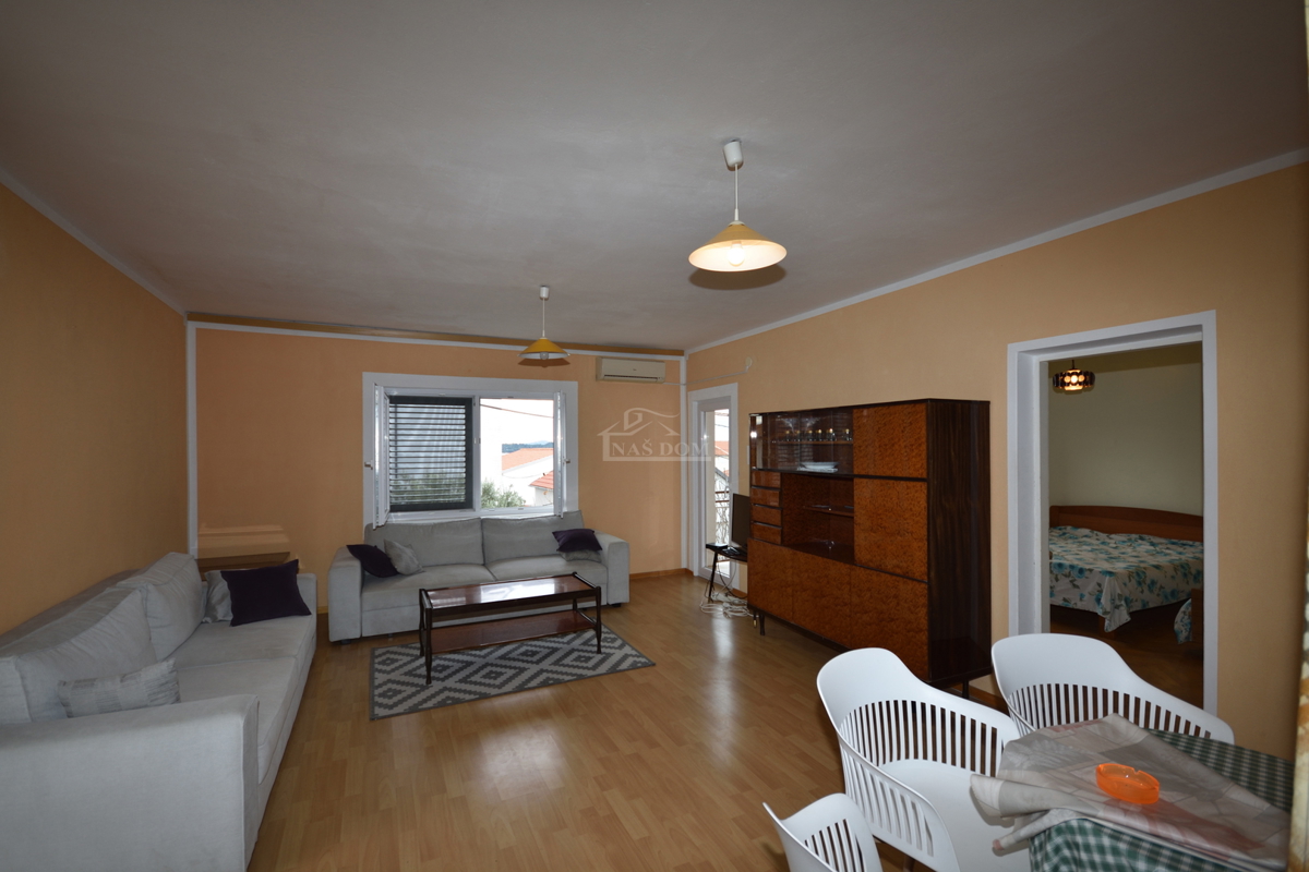 Vodice - samostojna hiša z 2 stanovanjema in garažo