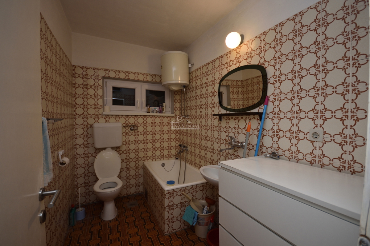 Vodice - samostojna hiša z 2 stanovanji in garažo