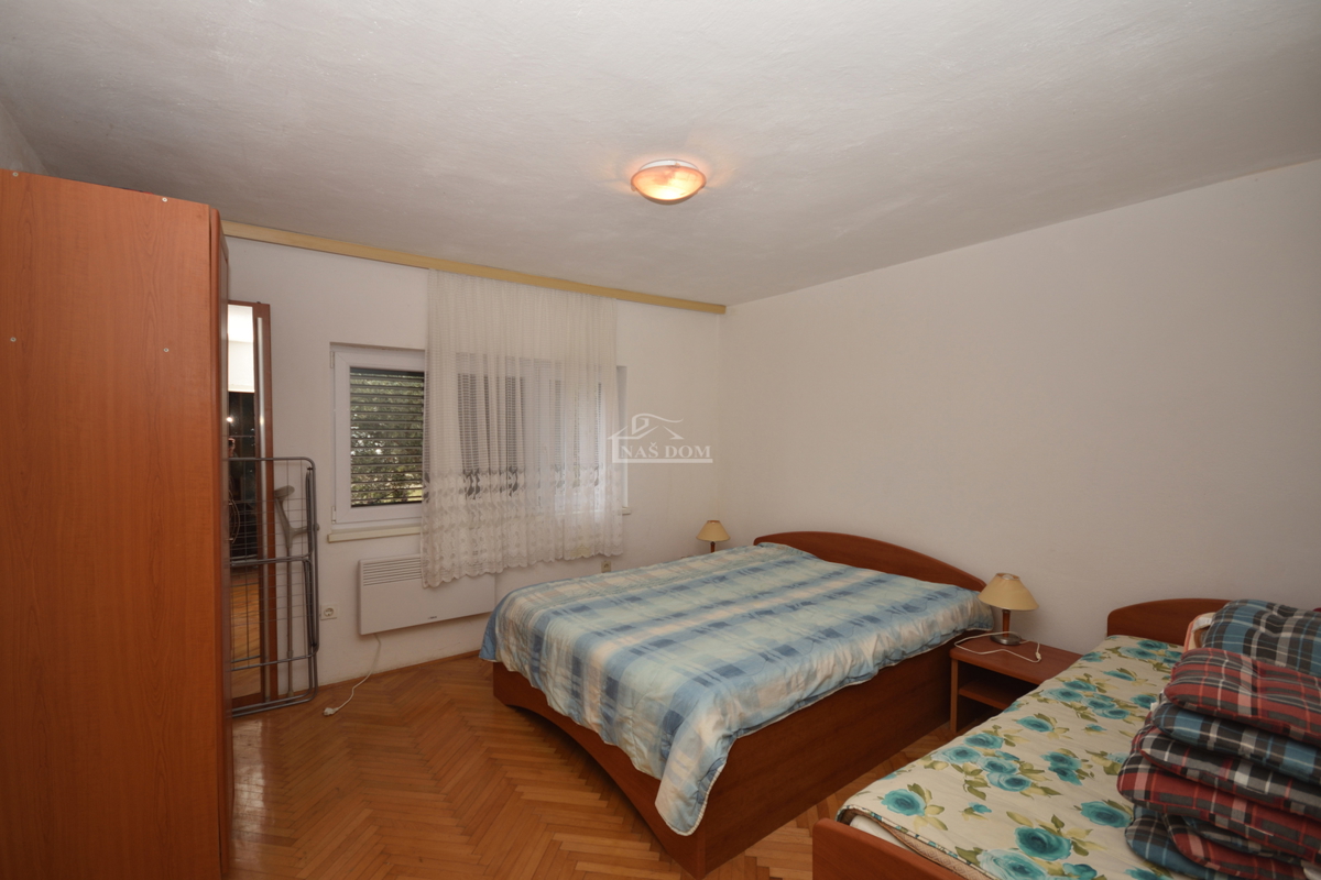 Vodice - samostojna hiša z 2 stanovanji in garažo