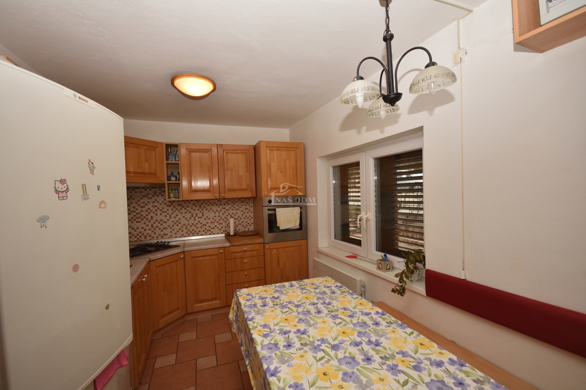 Vodice - samostojna hiša z 2 stanovanji in garažo