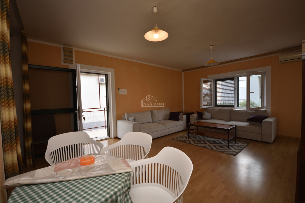 Vodice - samostojna hiša z 2 stanovanji in garažo