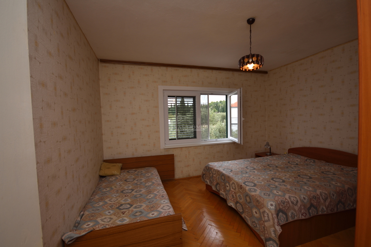 Vodice - samostojna hiša z 2 stanovanjema in garažo