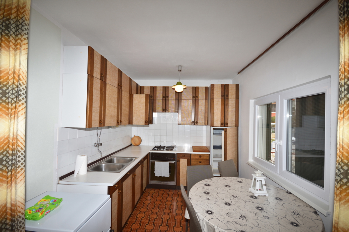 Vodice - samostojna hiša z 2 stanovanjema in garažo