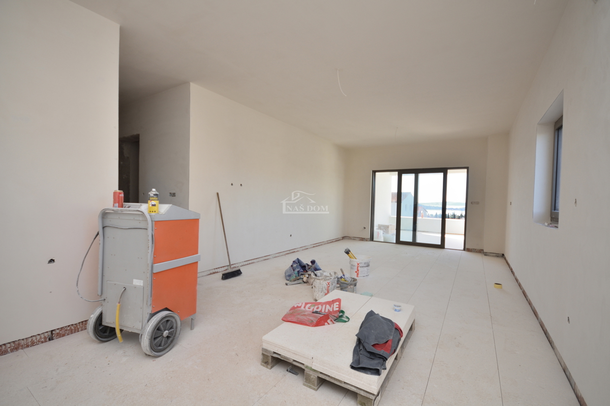 Vodice - Luksuzno stanovanje S4 v pritličju, pogled na morje