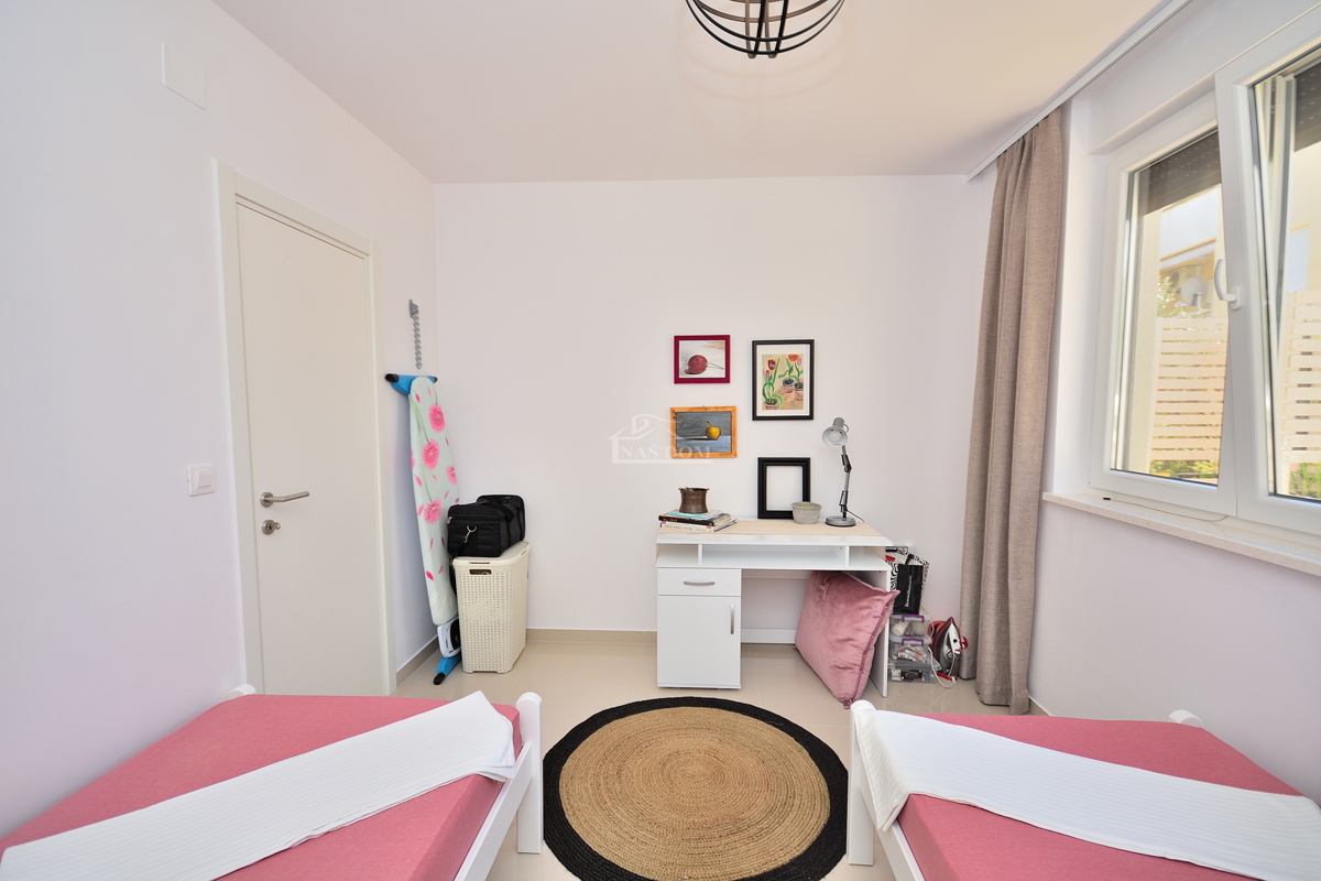 Vodice - opremljeno trisobno stanovanje z vrtom, 500 m od plaže