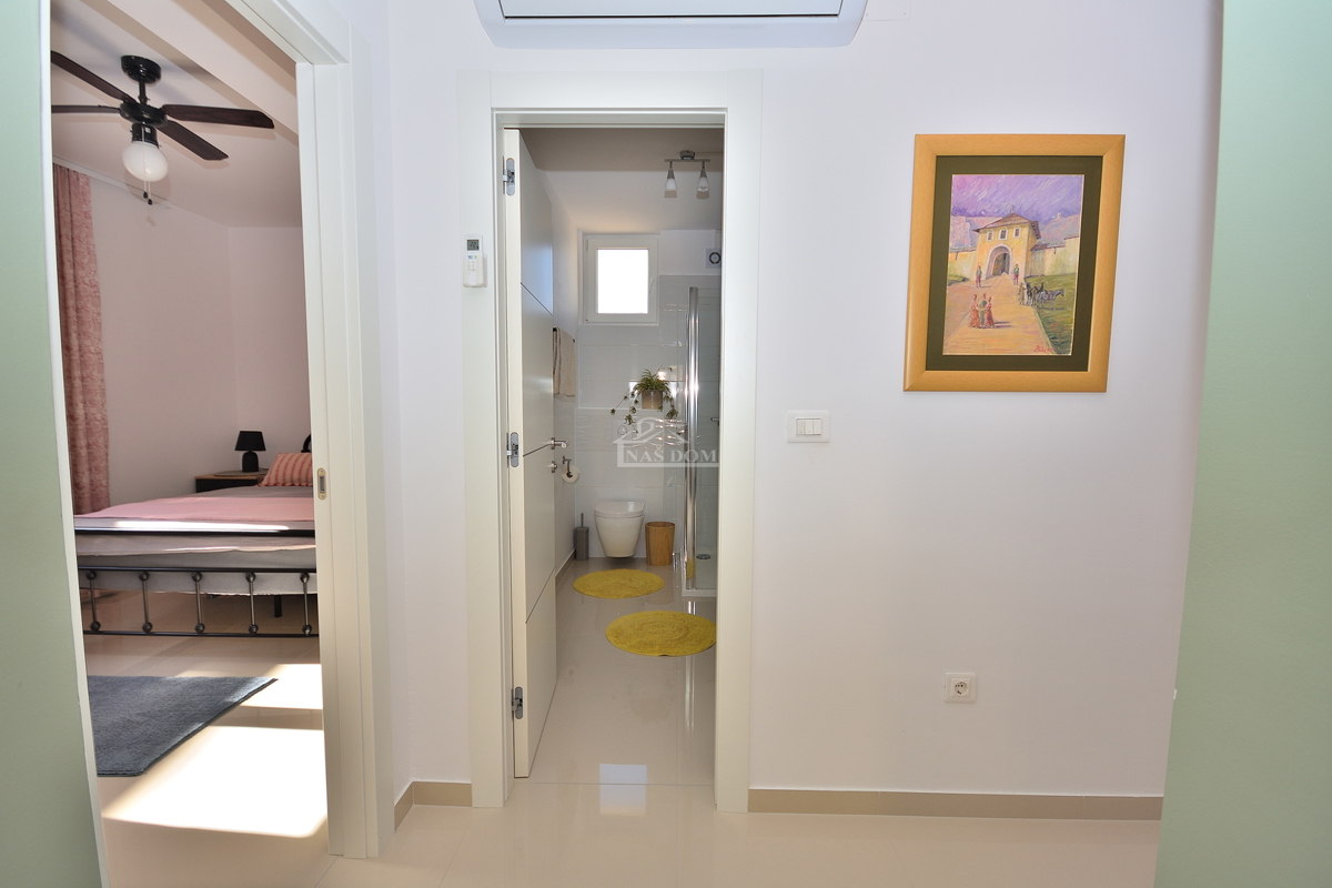 Vodice - opremljeno trisobno stanovanje z vrtom, 500 m od plaže