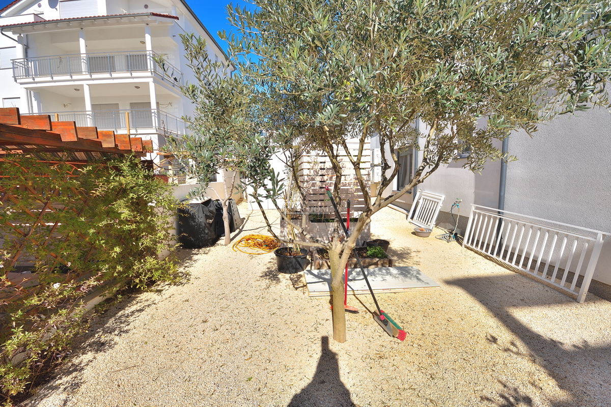 Vodice - opremljeno trisobno stanovanje z vrtom, 500 m od plaže