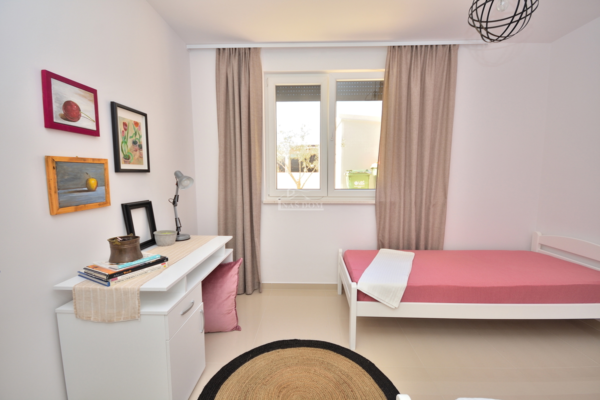 Vodice - opremljeno trisobno stanovanje z vrtom, 500 m od plaže