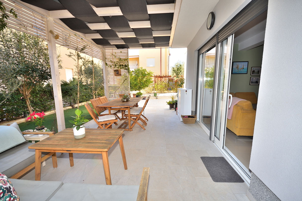 Vodice - opremljeno trisobno stanovanje z vrtom, 500 m od plaže