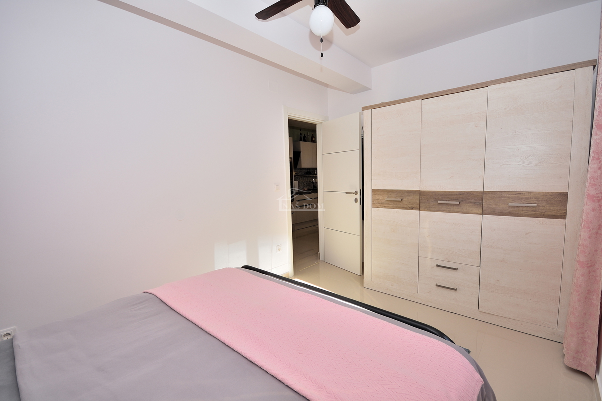 Vodice - opremljeno trisobno stanovanje z vrtom, 500 m od plaže