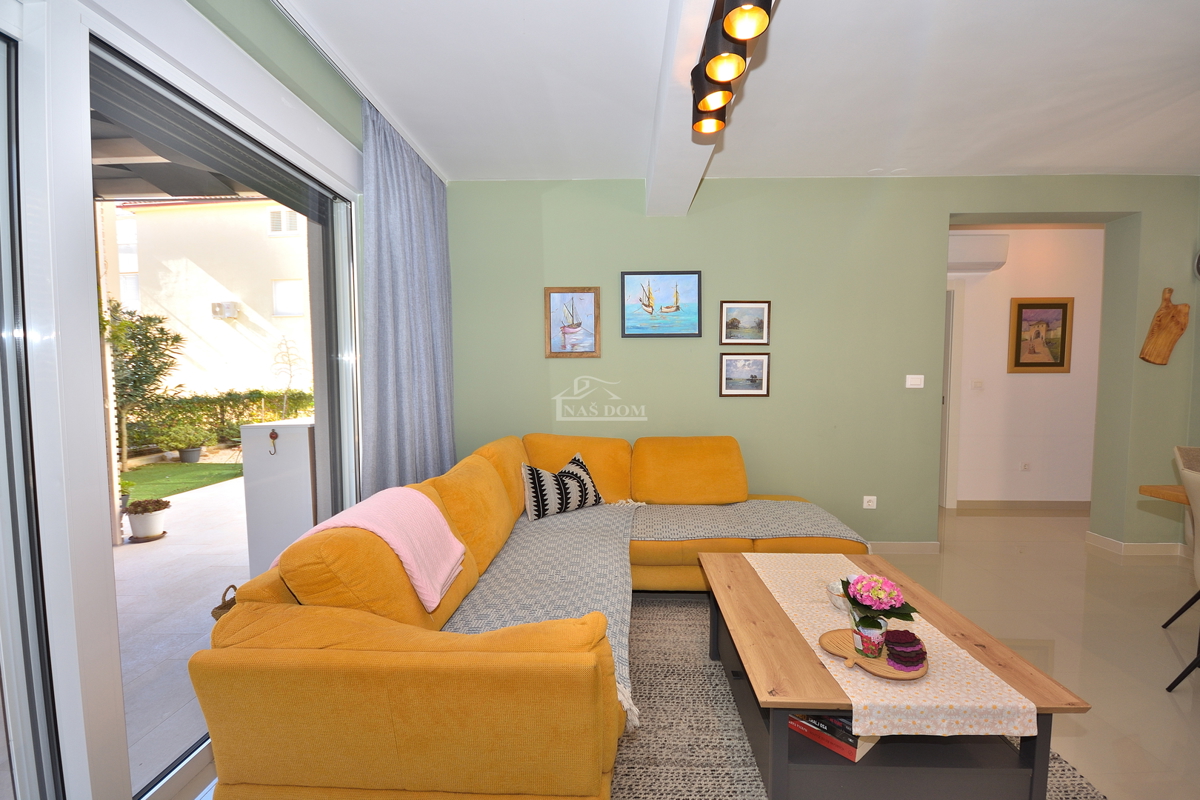 Vodice - opremljeno trisobno stanovanje z vrtom, 500 m od plaže