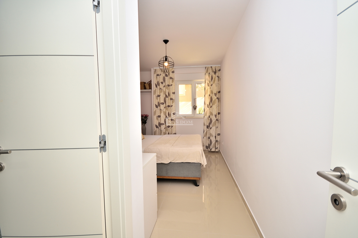 Vodice - opremljeno trisobno stanovanje z vrtom, 500 m od plaže