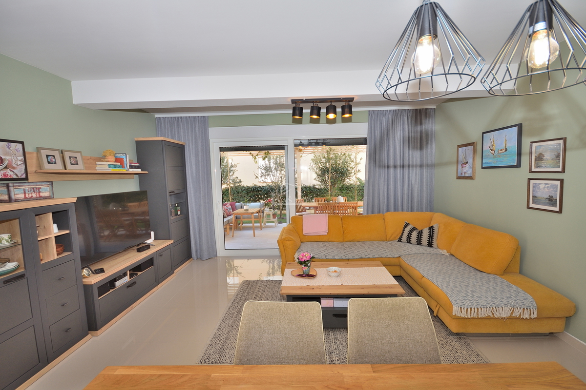 Vodice - opremljeno trisobno stanovanje z vrtom, 500 m od plaže