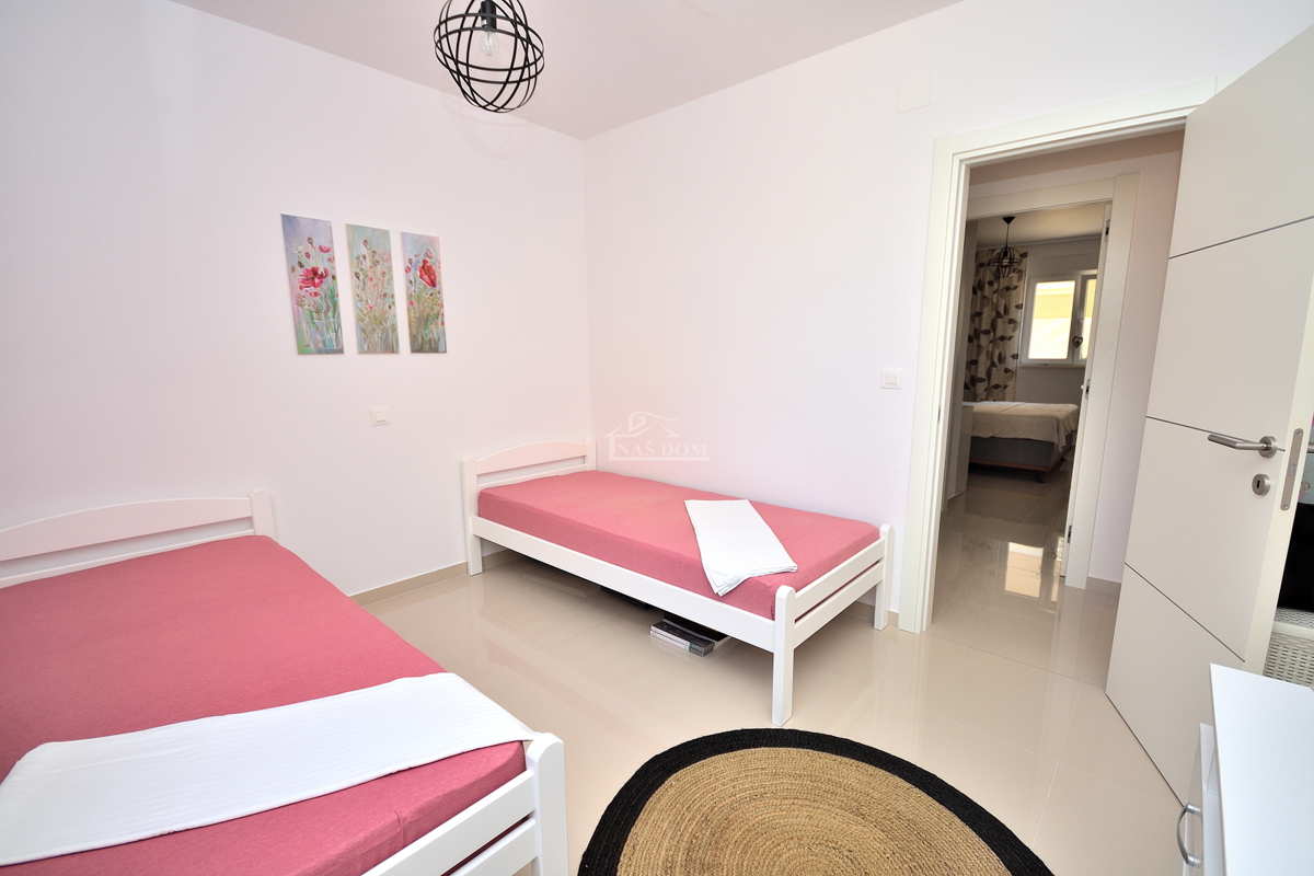 Vodice - opremljeno trisobno stanovanje z vrtom, 500 m od plaže